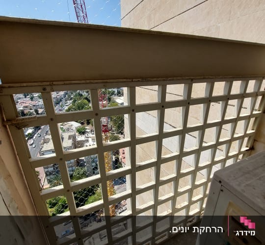 רשת למניעת כניסת יונים על מרפסת בניין